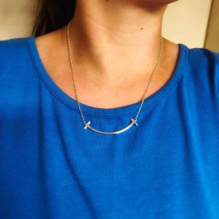 Jemnost v každém detailu. Náhrdelník ve tvaru úsměvu ze stříbra AG 925, který rozjasní nejen váš dekolt, ale i den. ✨ A co...